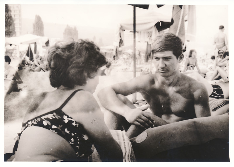 Frau und Mann am Strand im Gespräch