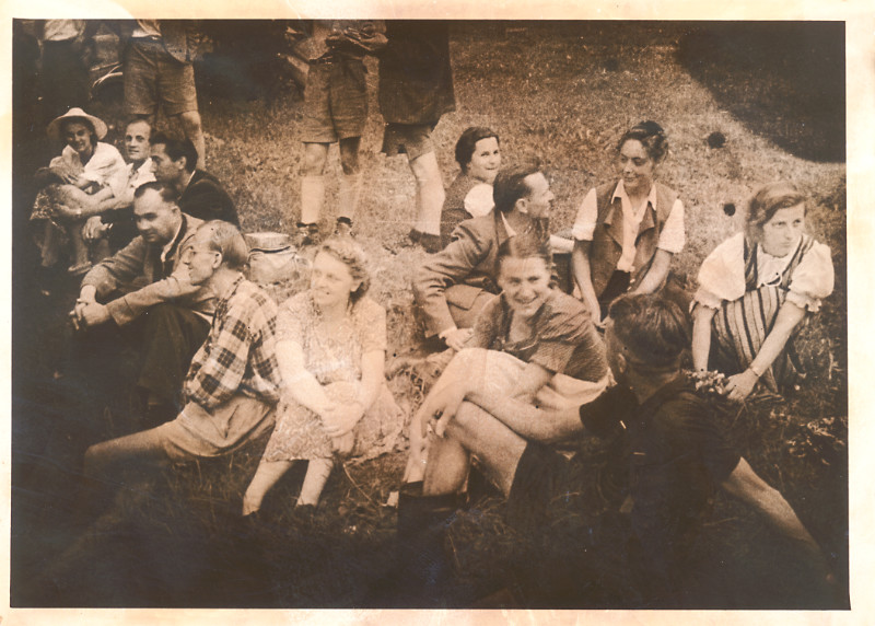 Gruppe Frauen und Männer in der Natur sitzend