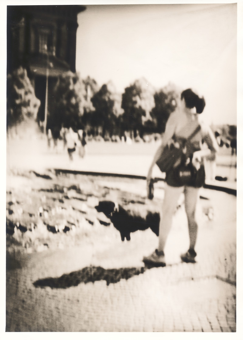 Frau mit Hund am Wasserspiel
