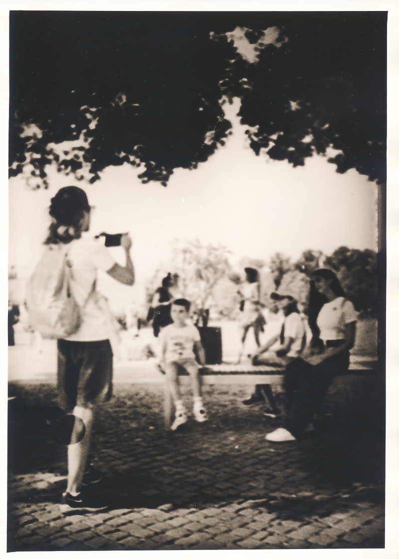 Familienfoto unter den Bäumen