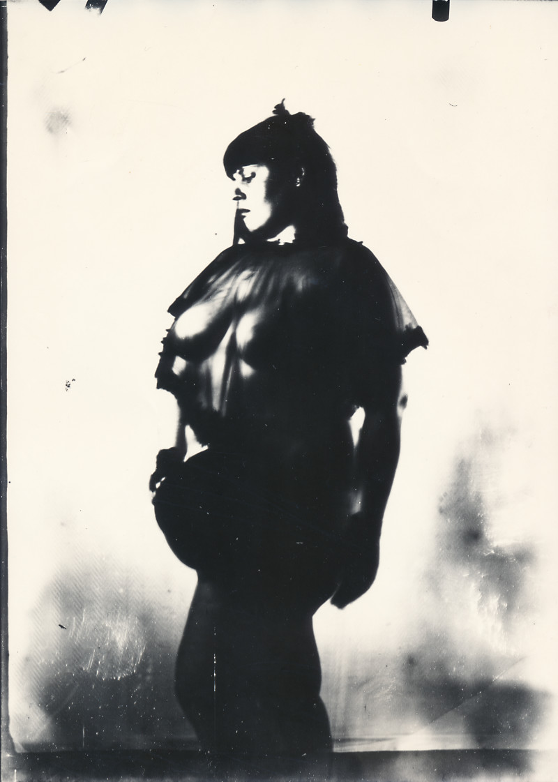 Frau in transparenter Wäsche
