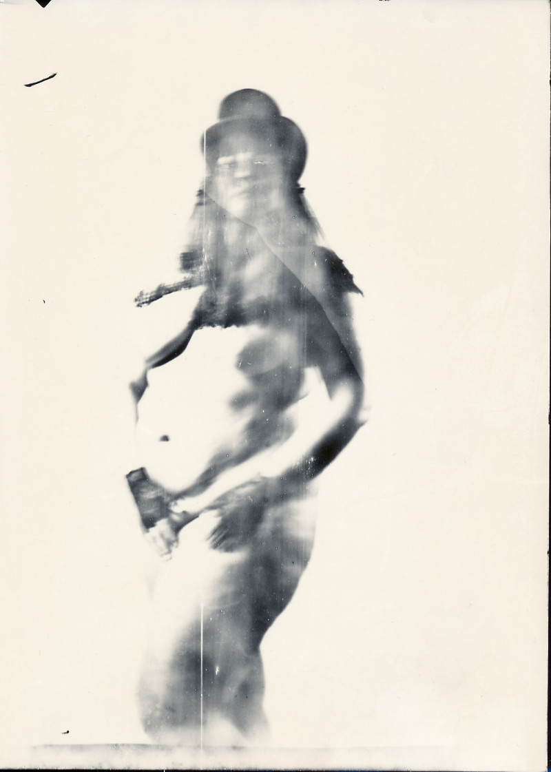 Großformatfoto einer leicht bekleideten jungen Frau
