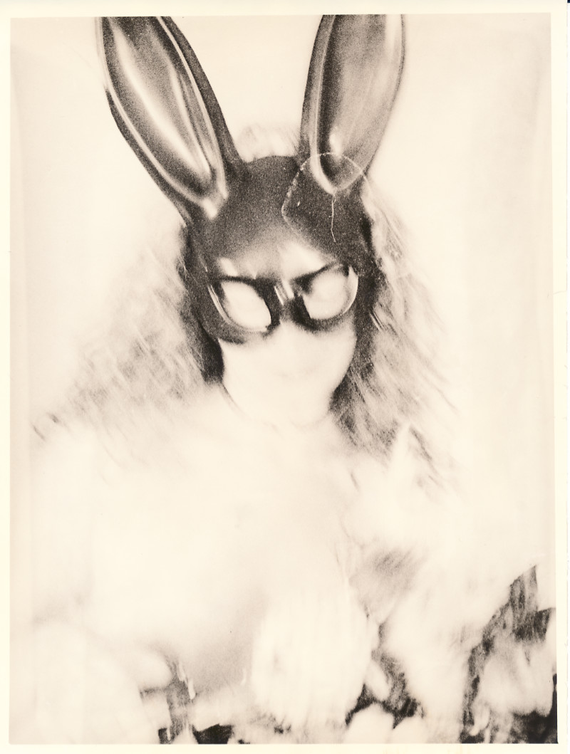 Modell mit nackten Oberkörper und Hasenmaske